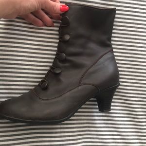 Dark brown English style boots